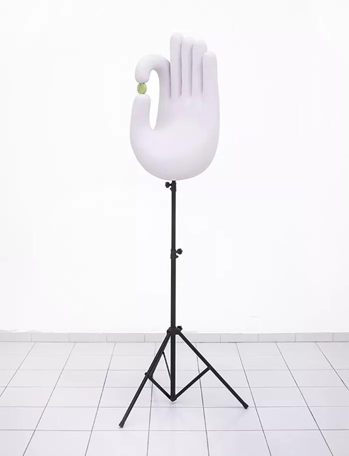 La escultura Christmas Tree, Ectasy Pill (2018) de Joan Pallé (Lleida, 1989) rinde homenaje al consumo de éxtasis y a las fiestas raves de los bosques de los alrededores de Lleida. Una obra que bebe de la rica tradición psiconauta rural catalana, según puede leerse en las cartelas de la exposición.