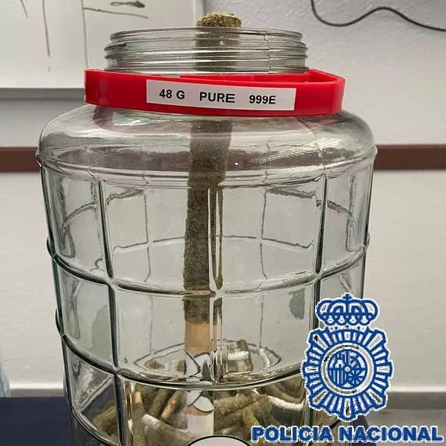 La policía cierra un local que vendía porros gigantes a 1000 euros