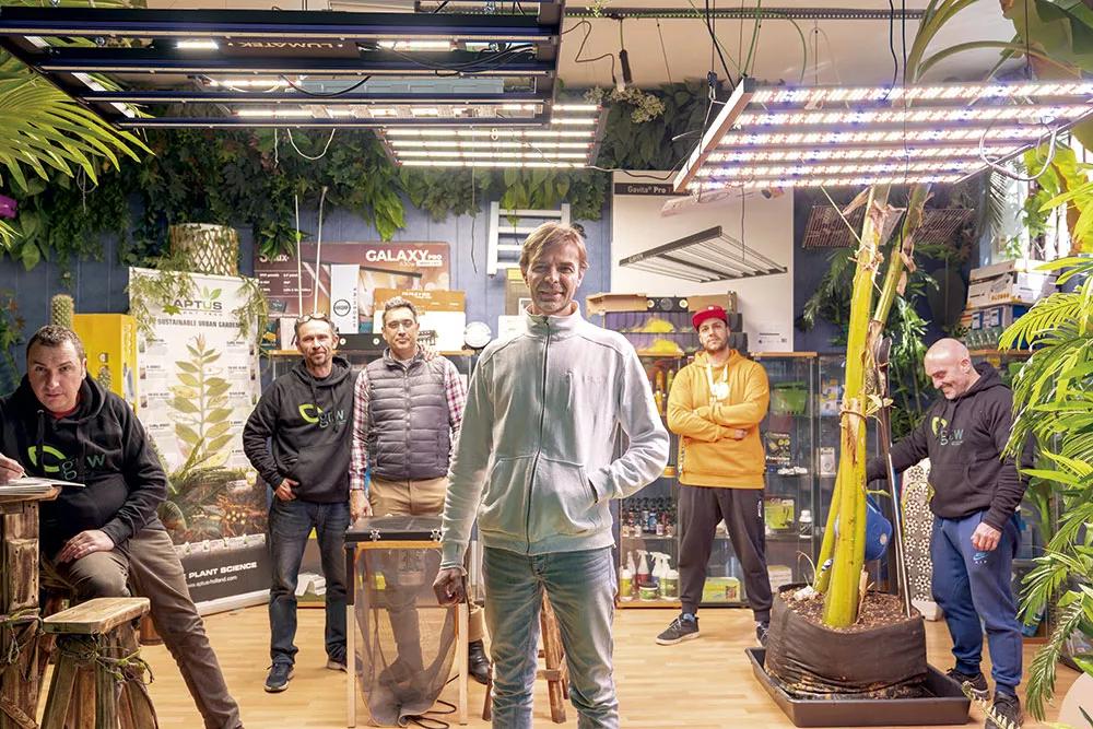 El equipo de trabajadores posa con David Aransay en una esquina de la tienda.
