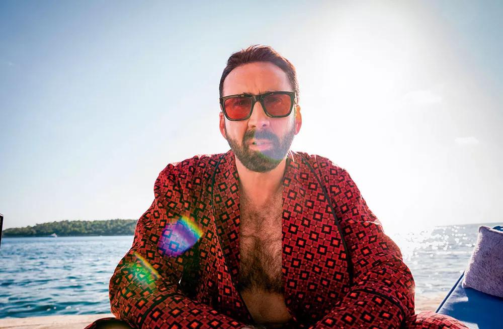 Nicolas Cage, con el Mediterráneo balear al fondo en El insoportable peso de un talento descomunal (2022).