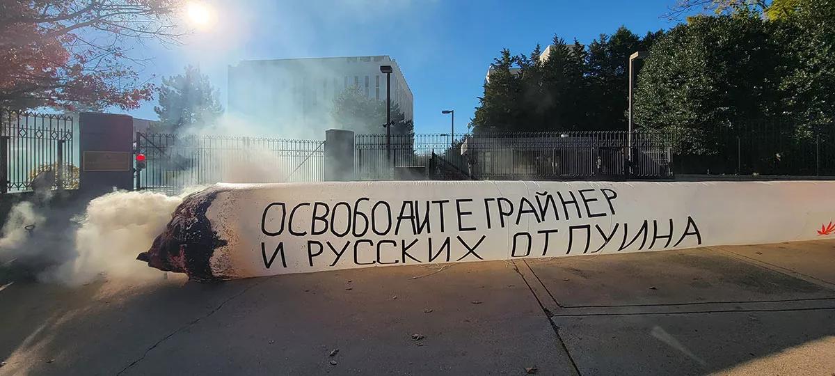 Plantan un porro gigante ante la embajada rusa en Washington