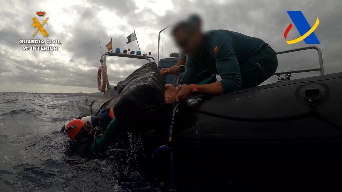 Hallan 32 kilos de cocaína en el casco de un buque mercante