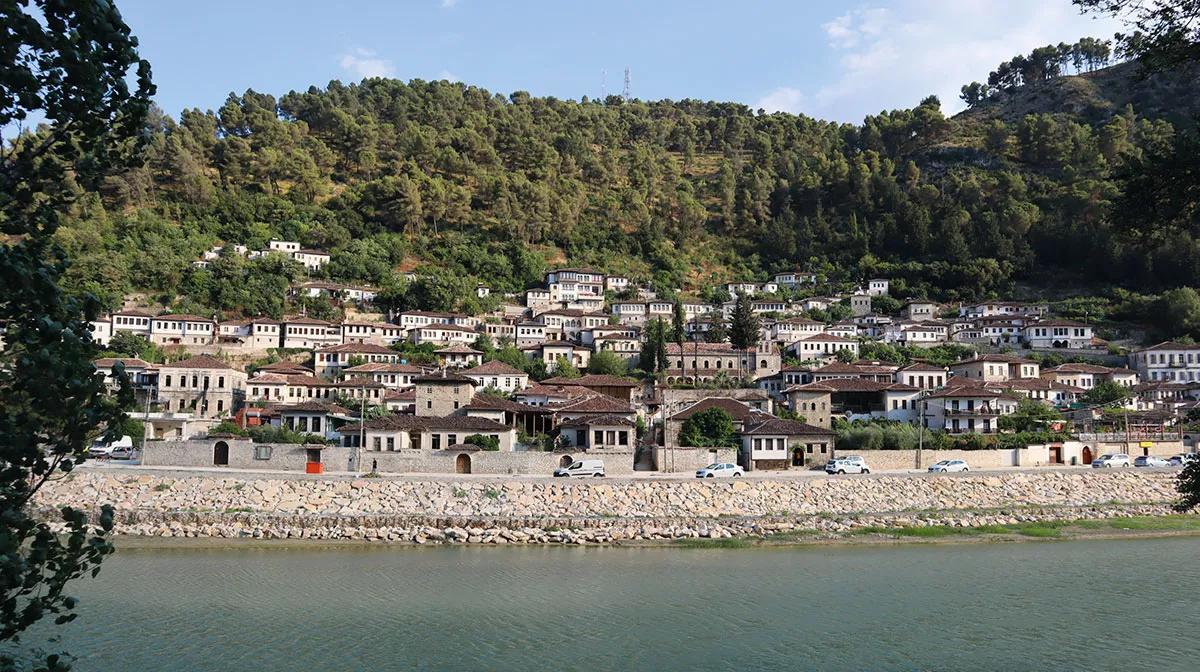 Un porro en Albania