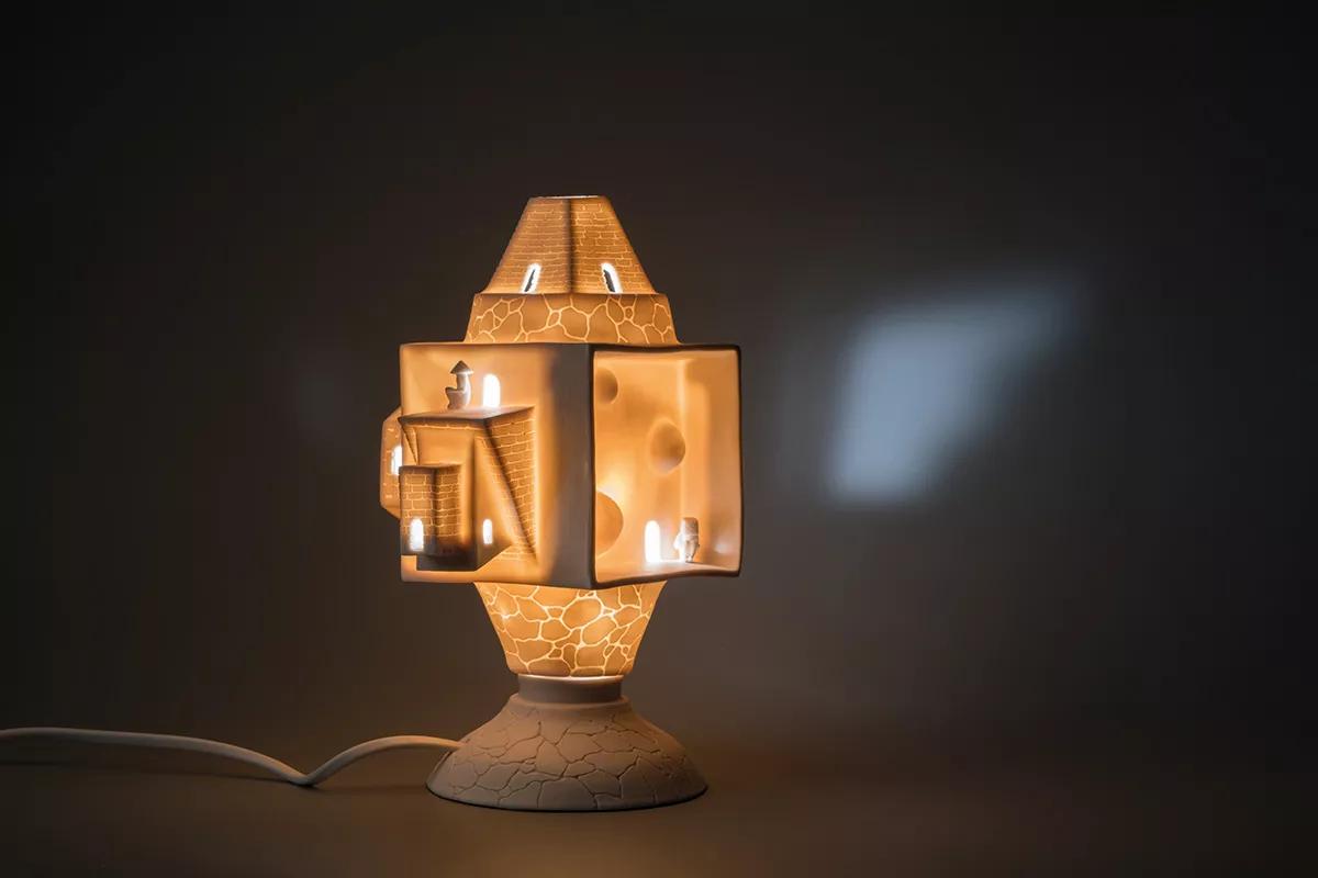 Eclíptica, lámpara de porcelana (15x18x23 cm), 2018. Foto de Quique Touriño.