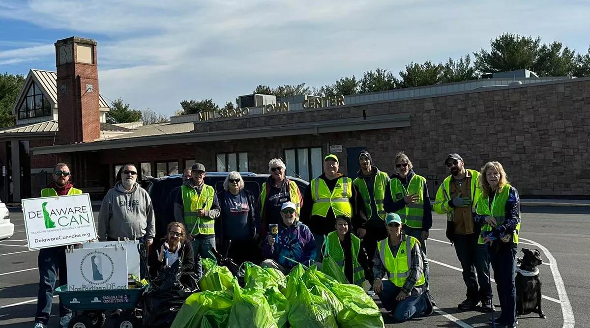 “Joints for Junk”: voluntarios limpian la vía pública a cambio de un porro